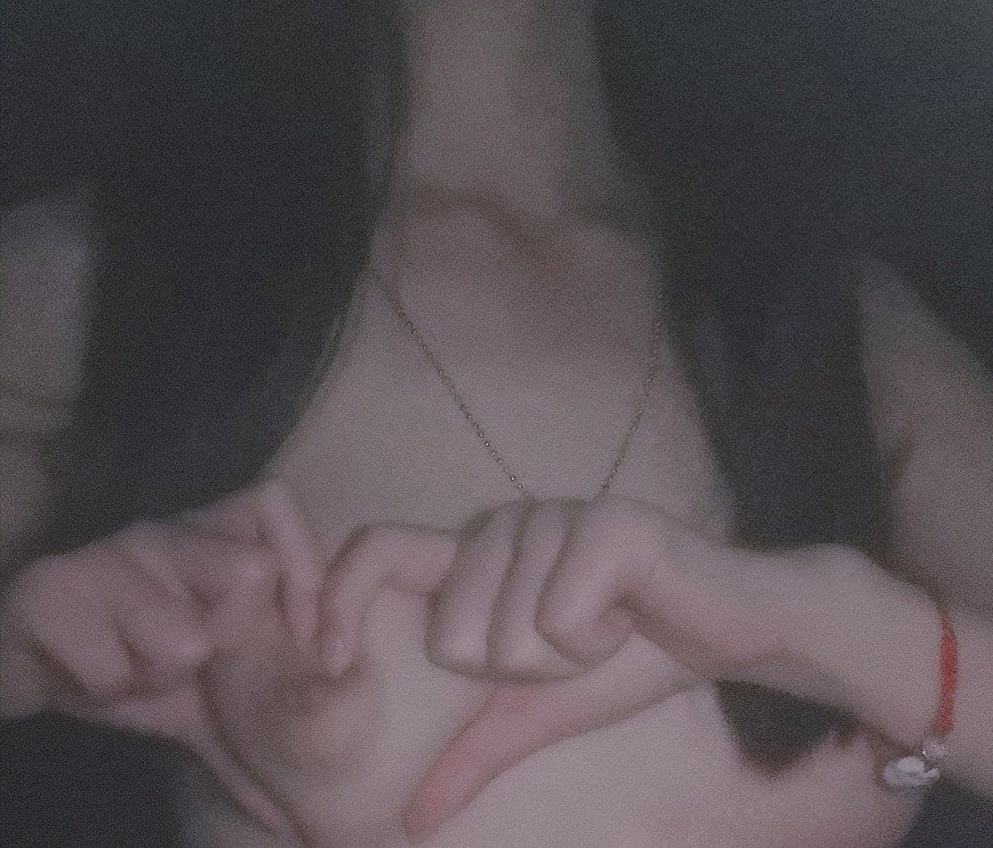 Hiếp dâm tập thể hai mẹ con vú to lồn không lông